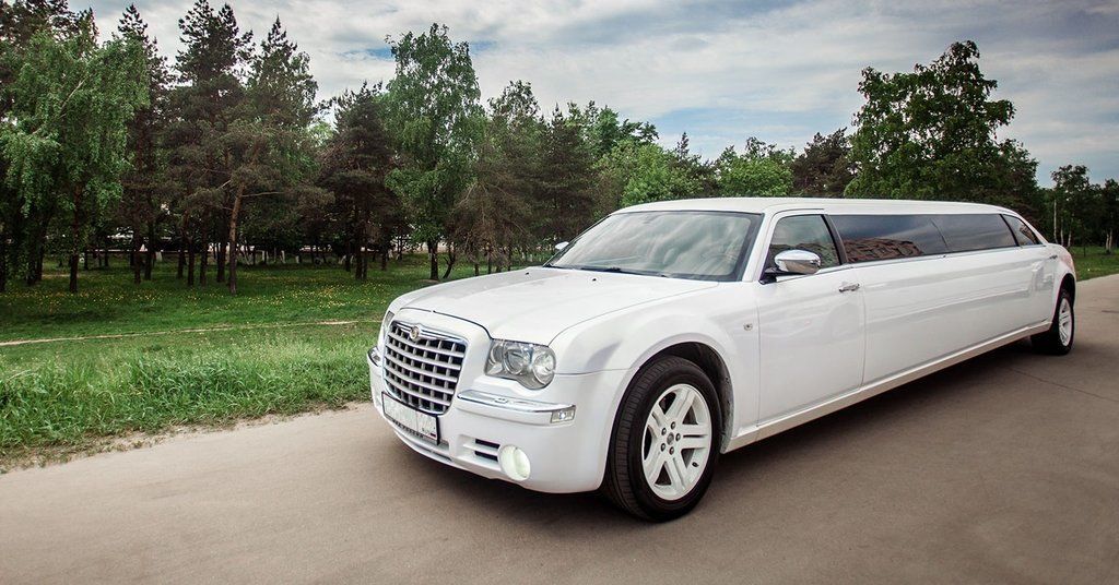 Черный лимузин Chrysler 300