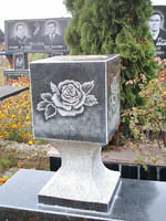 Ваза на кладбище «Куб» камень