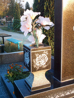 Ваза на кладбище «Куб с розой»