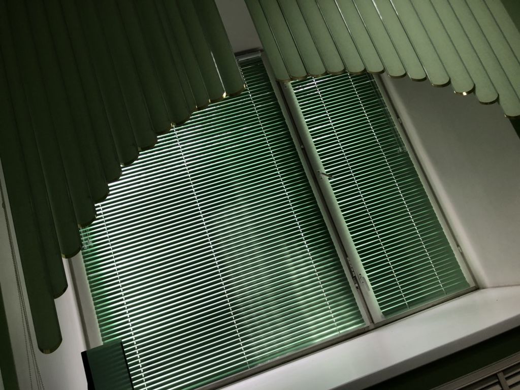 Жалюзи горизонтальные алюминиевые на пластиковые окна фото