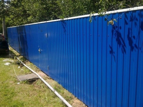 Забор из профнастила синего цвета фото