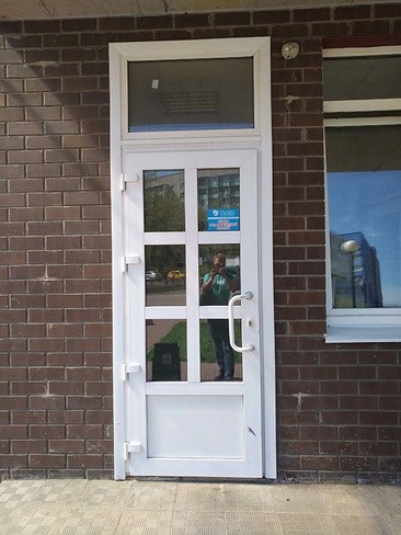 Входная пластиковая стеклянная дверь в частный дом фото