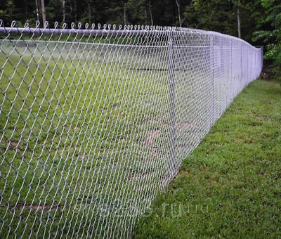 Как построить забор из сетки рабицы?