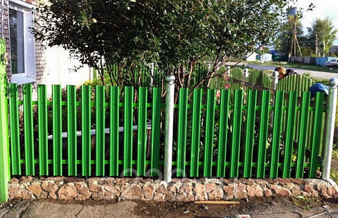 Забор из цветного евроштакетника 100 мм высотой 1,5 м с монтажем под ключ