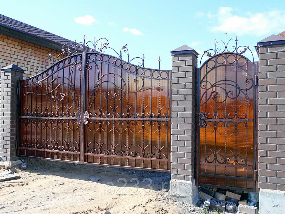 Забор ковка с поликарбонатом. Ворота с поликарбонатом. Ворота металлические с поликарбонатом. Кованые ворота с поликарбонатом. Кованые ворота ишеева.