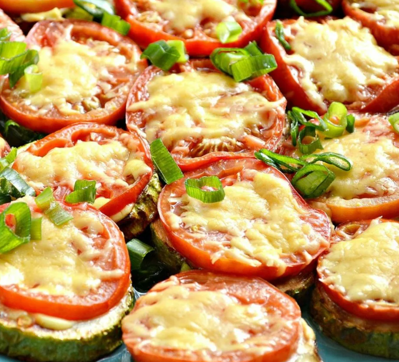 Бутерброды в духовке с сыром и помидорами. Горячие бутерброды. Овощные бутерброды. Бутерброды с помидорами и сыром. Овощные горячие бутерброды.